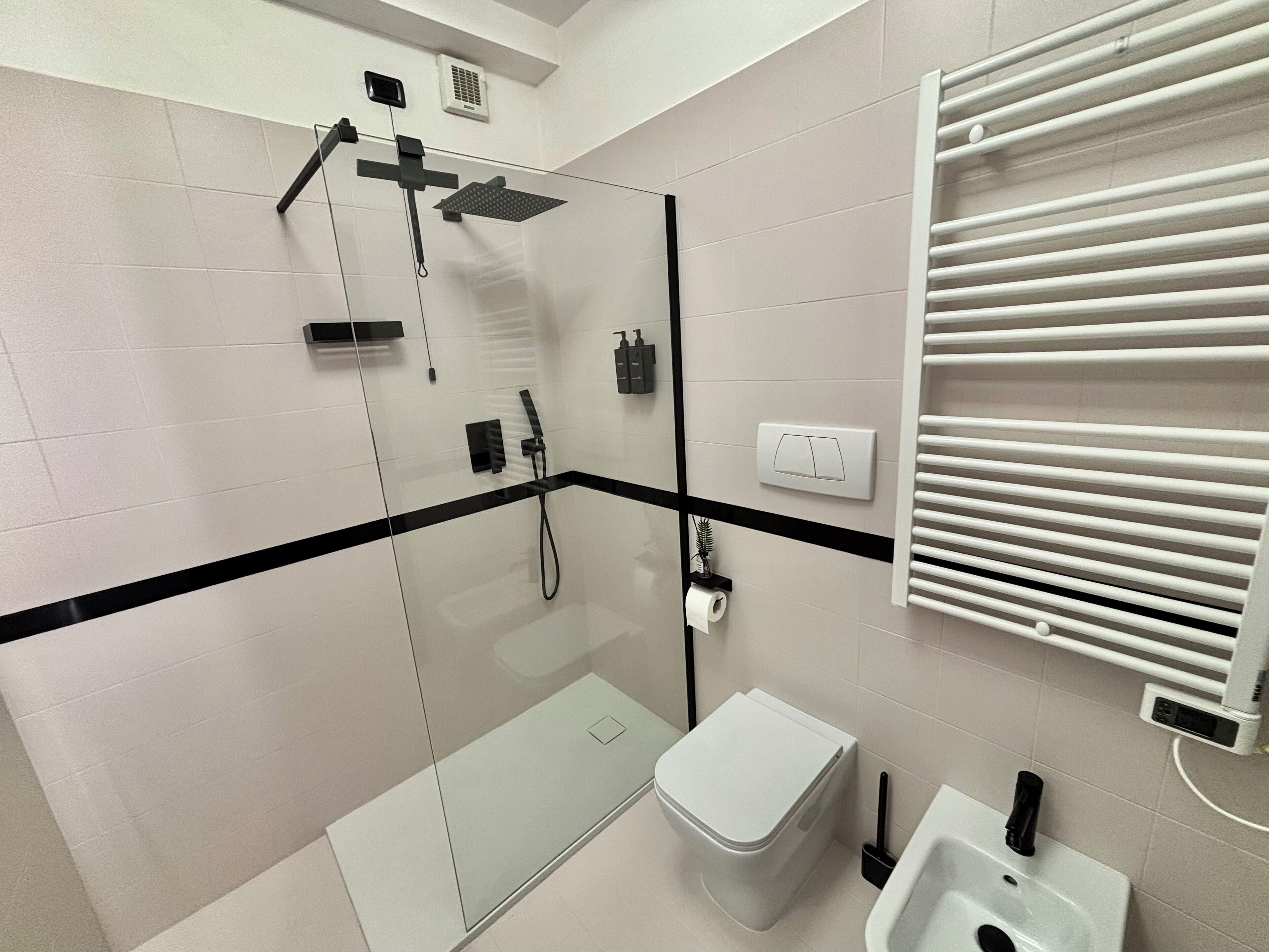 Doccia, asciugacapelli, bidet, asciugamani
