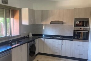Private kitchen - Villa Eden - Elegance, comfort & serenity for the whole family (Douar Moulay Abbas)