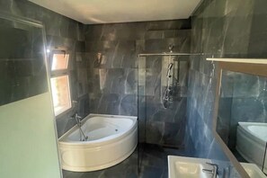 Shower, jetted bath, hair dryer, towels - Villa Eden - Elegance, comfort & serenity for the whole family (Douar Moulay Abbas)
