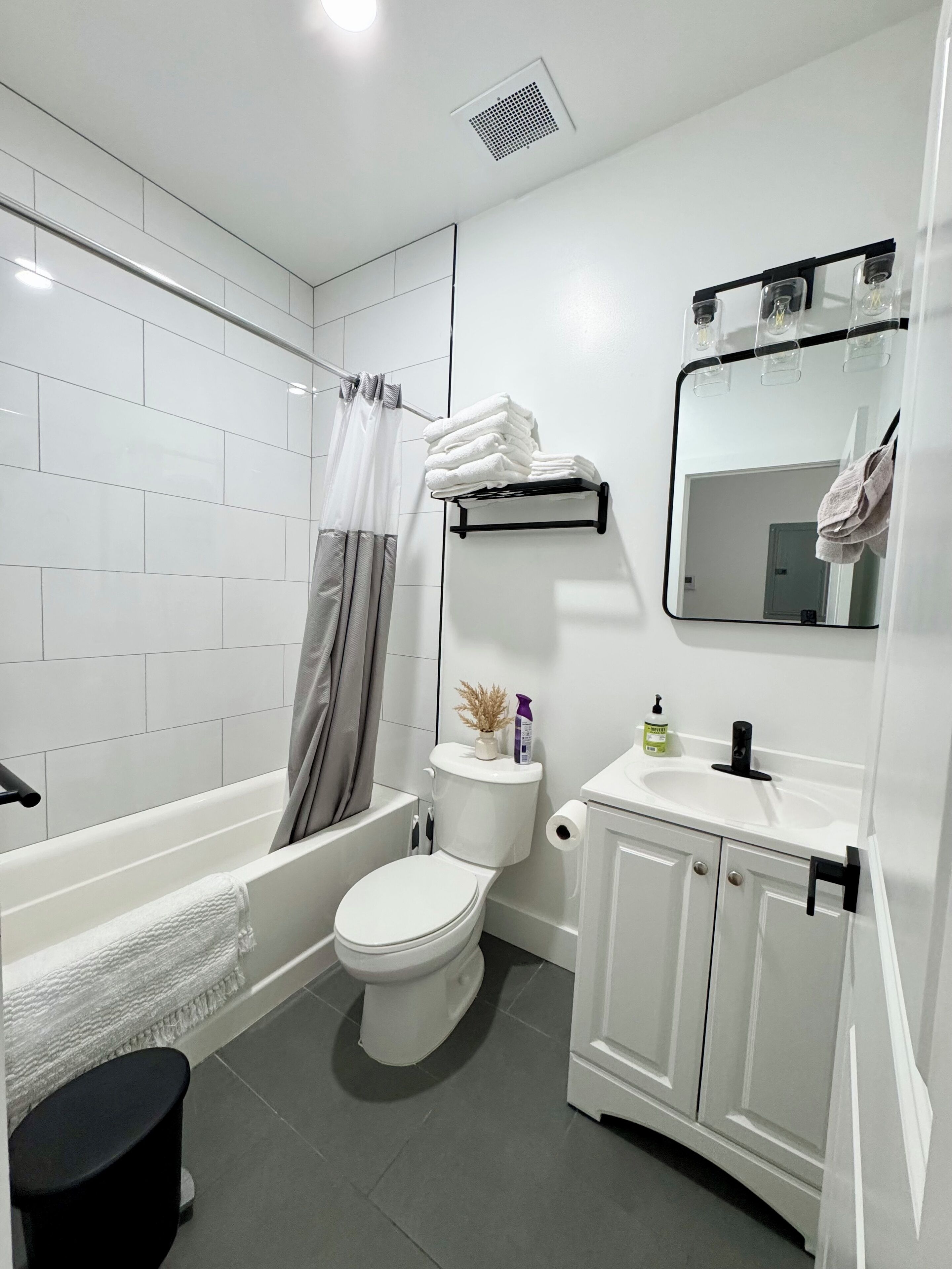 Haartrockner, Handtücher, Seife, Toilettenpapier