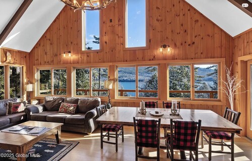 Cozy 2-bedroom chalet in superb Bolton Landing with AC