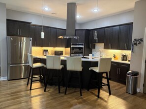 Fridge, microwave, oven, stovetop - Lake House @ Drake Landing by The REZORT Group (Jonesboro)