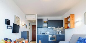 TV - Cozy studio with sea view near the beach for 2 people (Le Lavandou)