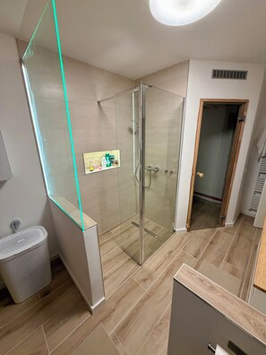 Shower, hair dryer, towels, soap - Modern and stylish vacation apartment Kathy - parking, sauna, balcony (Bad Schandau)