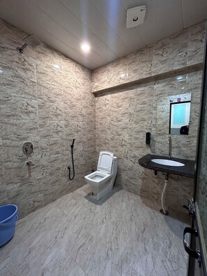 Deluxe-Einzelzimmer | Badezimmer | Dusche, kostenlose Toilettenartikel, Handtücher, Seife