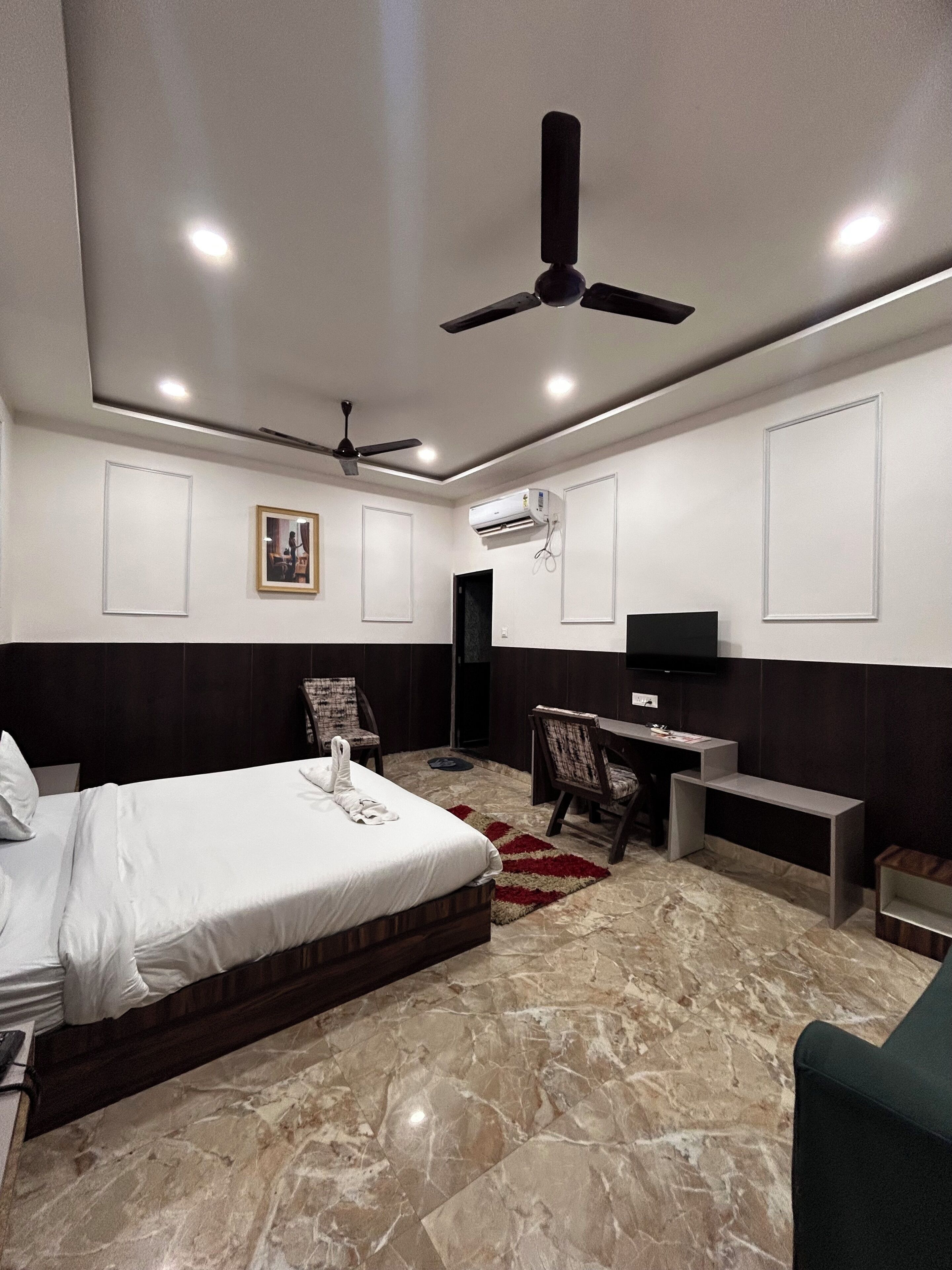 Enkeltrom – deluxe | Skrivebord, skrivebord for bærbar PC og wi-fi (inkludert)