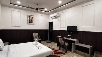 Enkeltrom – deluxe | Skrivebord, skrivebord for bærbar PC og wi-fi (inkludert)