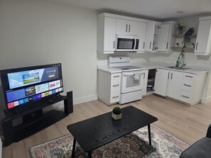 Microwave, oven, stovetop - Relax and give yourself a retreat in this cozy space in a quiet Moncton North (Moncton)