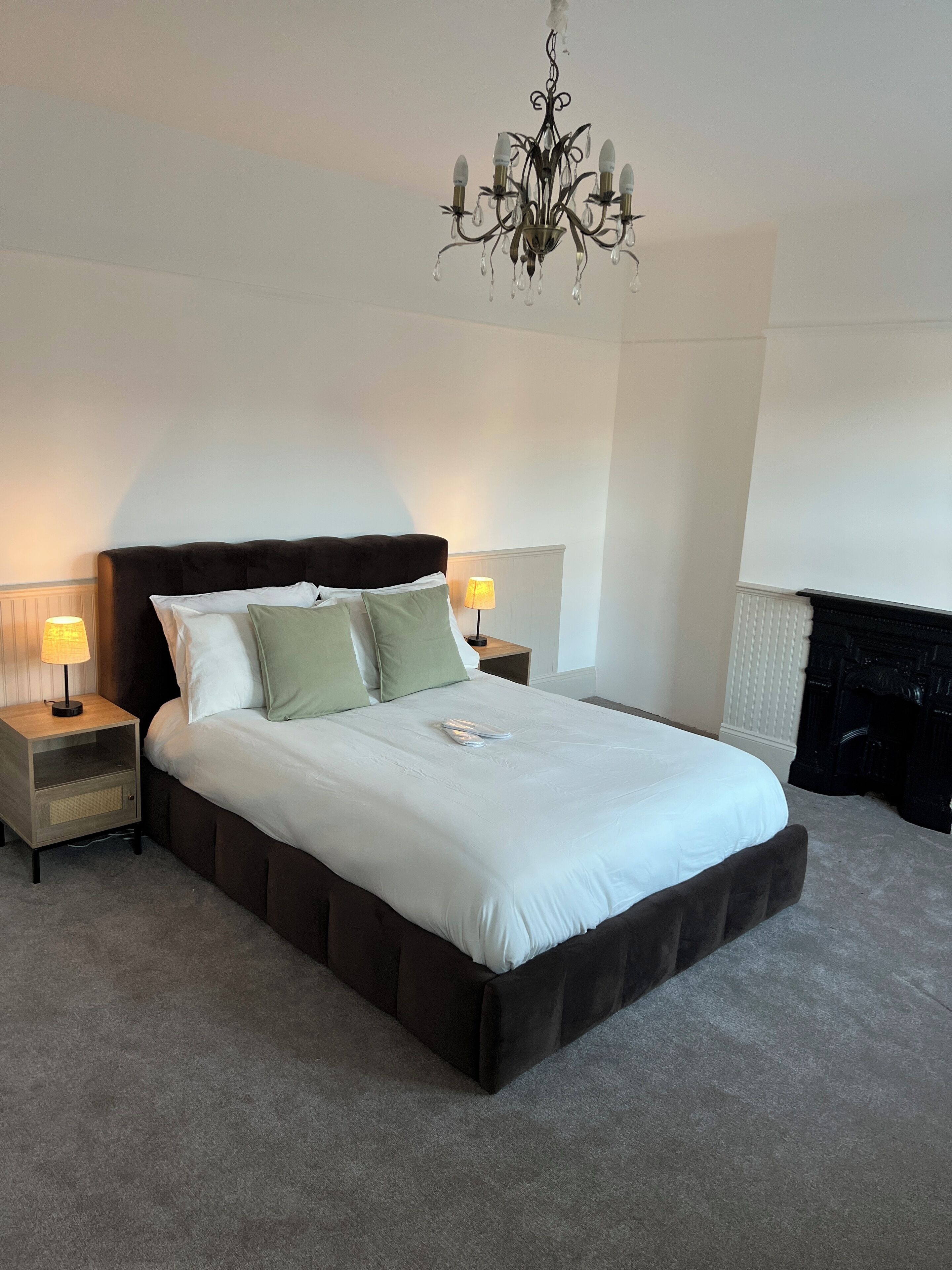 4 chambres, bureau, fer et planche à repasser, lit parapluie