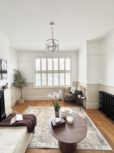 Spacious Modern 4 Bedroom Home with Garden & Free Parking | Greater Ldn