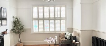 Spacious Modern 4 Bedroom Home with Garden & Free Parking | Greater Ldn