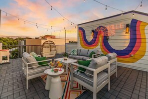 4 bedrooms, Internet - Hip Rooftop Deck Game Room in Downtown Nashville (Nashville)