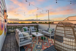 4 bedrooms, Internet - Hip Rooftop Deck Game Room in Downtown Nashville (Nashville)