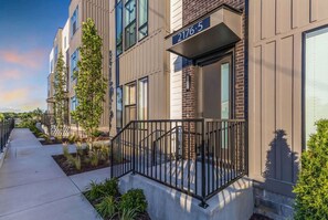 4 bedrooms, Internet - Hip Rooftop Deck Game Room in Downtown Nashville (Nashville)