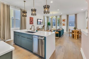 House | 4 bedrooms, Internet - Hip Rooftop Deck Game Room in Downtown Nashville (Nashville)