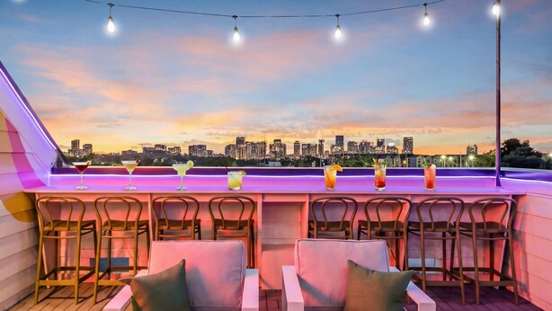 Room - Hip Rooftop Deck Game Room in Downtown Nashville (Nashville)