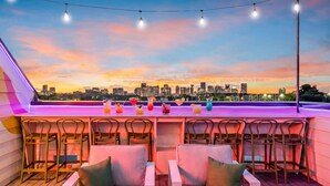 Room - Hip Rooftop Deck Game Room in Downtown Nashville (Nashville)