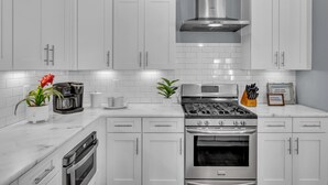 House | 4 bedrooms, desk, Internet - Game Room Balcony Backyard Near Downtown Nash (Nashville)