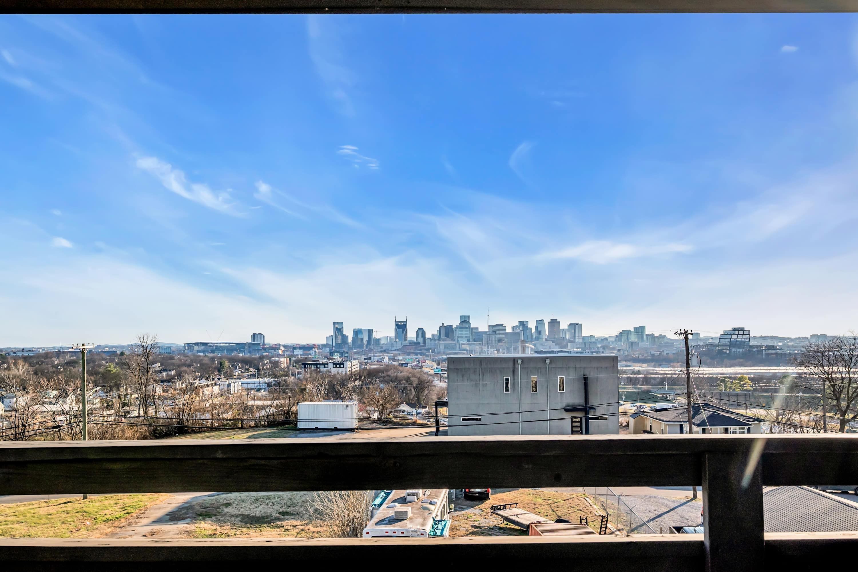 Une vue sur les toits d’une ville, prise depuis un point d’observation élevé, qui comprend un mélange de bâtiments résidentiels et commerciaux.