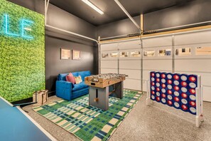 4 bedrooms, desk, Internet - Game Room Balcony Backyard Near Downtown Nash (Nashville)