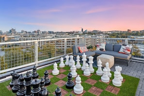 House - Luxury Retreat Double Rooftop Deck Game Room (Nashville)