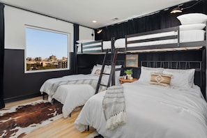 House - Luxury Retreat Double Rooftop Deck Game Room (Nashville)