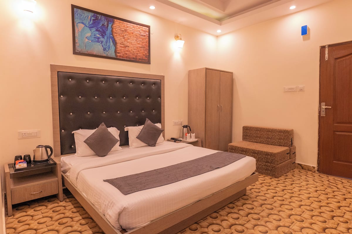 Deluxe Room | Individually furnished, desk, laptop workspace, free WiFi