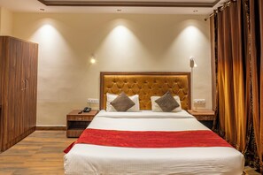 Luxury Room, Balcony, River View | Individually furnished, desk, laptop workspace, free WiFi - Flying Sparrow Riverside Resort (Ramnagar)