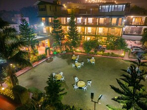 Outdoor dining - Flying Sparrow Hotel And Resorts (Ramnagar)