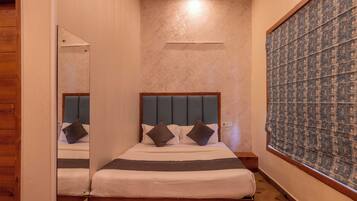 Suite estudio familiar, vistas al jardín, planta baja | Mobiliario individual, escritorio, espacio para trabajar con un portátil