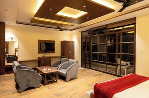 Deluxe Room | Free WiFi - Flying Sparrow Hotel And Resorts (Ramnagar)