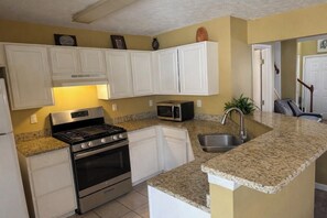 Kylskåp, mikrovågsugn, ugn och spishäll