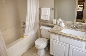 Hårtork, handdukar, tvål och schampo