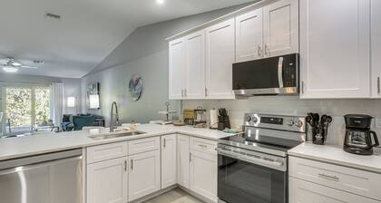 Canal-front Oasis! Port Charlotte Condo w/ Lanai