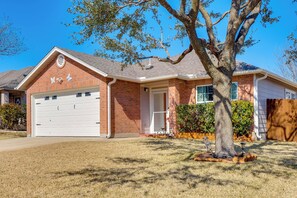 House (3 Bedrooms) | Front of property - Perfect for Families! Round Rock Home w/ Yard (Round Rock)