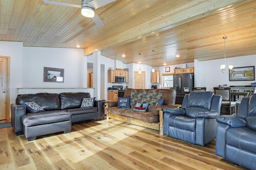 Game Room & Dock: Lakefront Park Falls Getaway