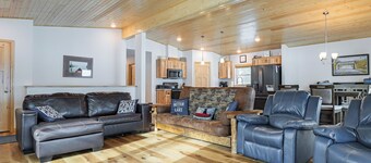 Game Room & Dock: Lakefront Park Falls Getaway