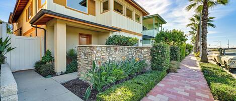 Apartment (3 Bedrooms) | Front of property