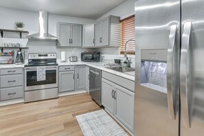 Apartment (2 Bedrooms) | Interior - 1 Mi to Dtwn Sequim: Modern Escape Near Everything (Sequim)