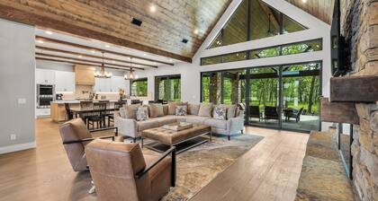 Lakefront Estate on 26 Acres: Hot Tub & Games