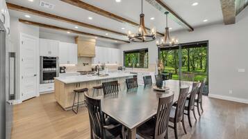 House (5 Bedrooms) | Interior