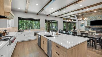 House (5 Bedrooms) | Interior