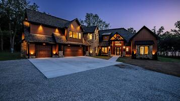 House (5 Bedrooms) | Interior