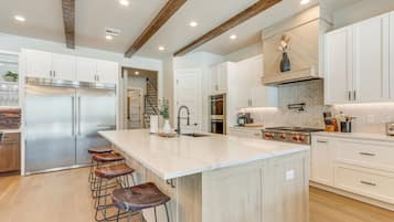 House (5 Bedrooms) | Interior