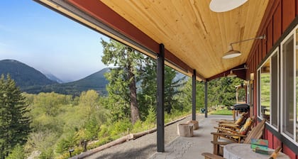 Hike, Fish, Hunt & Ski: Secluded Cascades Cabin!