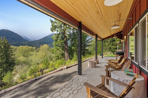 Hike, Fish, Hunt & Ski: Secluded Cascades Cabin!