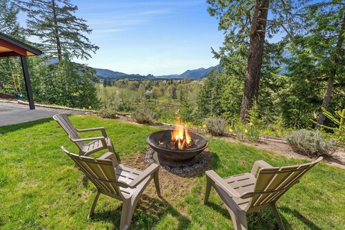 Hike, Fish, Hunt & Ski: Secluded Cascades Cabin!