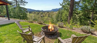 Hike, Fish, Hunt & Ski: Secluded Cascades Cabin!