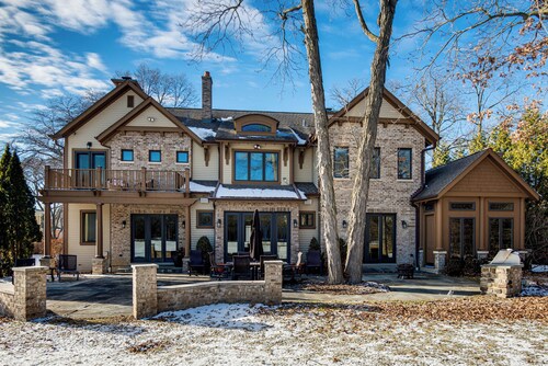 1 Mi to Metra: Estate w/ Theater, Game Room & More