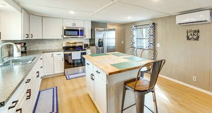 Home 2 Mi to Cedar Creek Lake: Bring Your Pets!